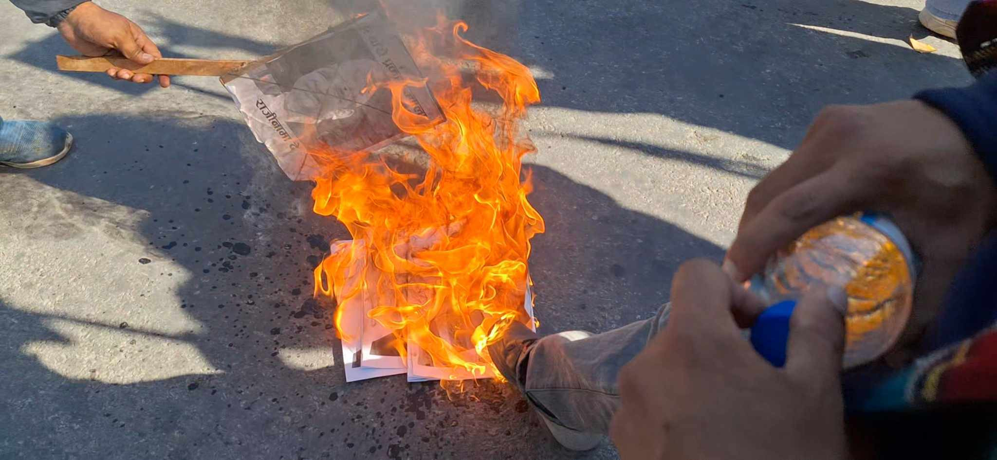 सुर्खेतमा गृहमन्त्री श्रेष्ठ र भौतिक पूर्वाधारमन्त्री ज्वालाको पुतला दहन 